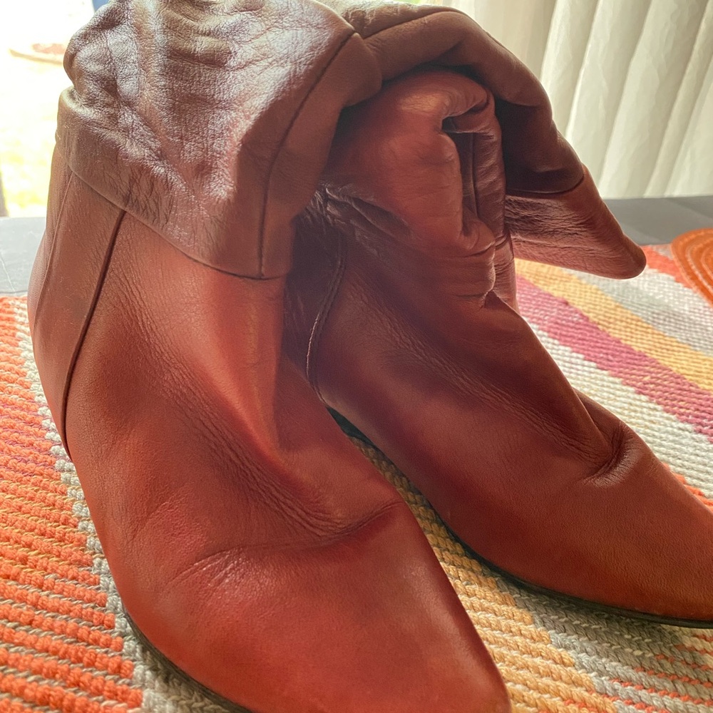 Vintage Chic Red Leather Heeled Boots - Picture 3 of 8